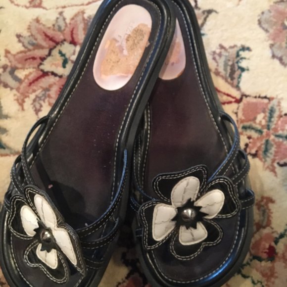 Liz Claiborne Sandals - Picture 3 of 4